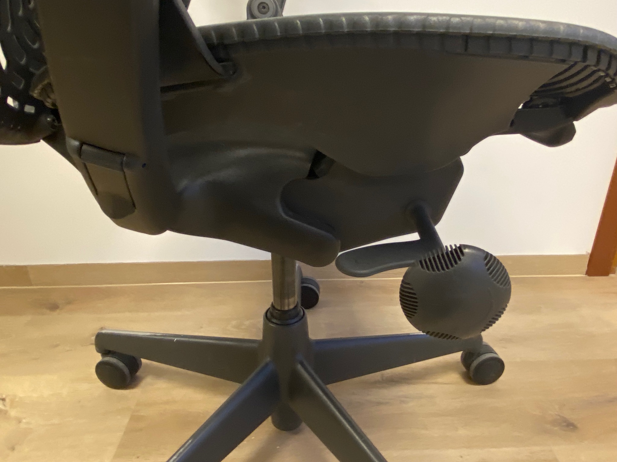 SELT / SOLD Herman Miller Mirra 8