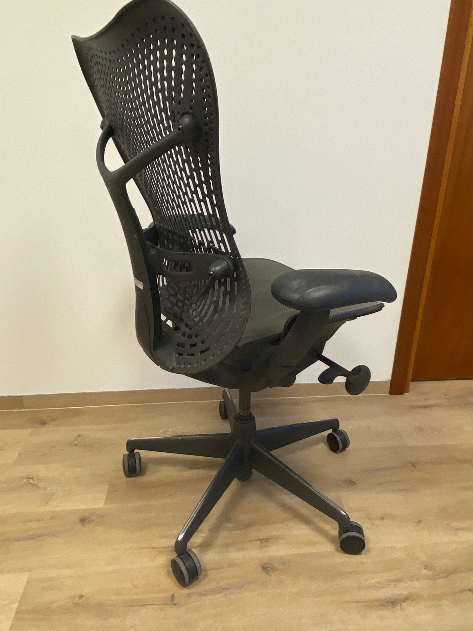 SELT / SOLD Herman Miller Mirra 3