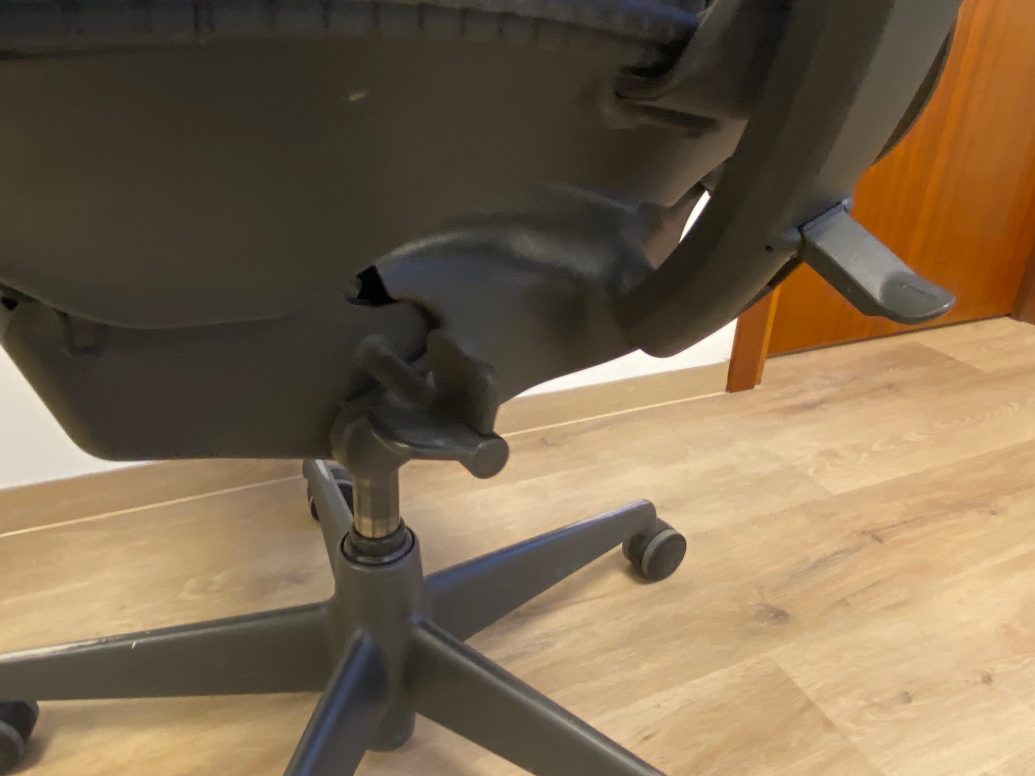 SELT / SOLD Herman Miller Mirra 9
