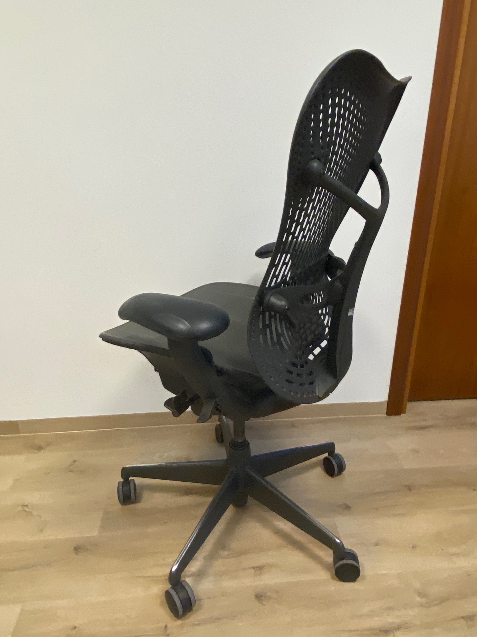 SELT / SOLD Herman Miller Mirra 4