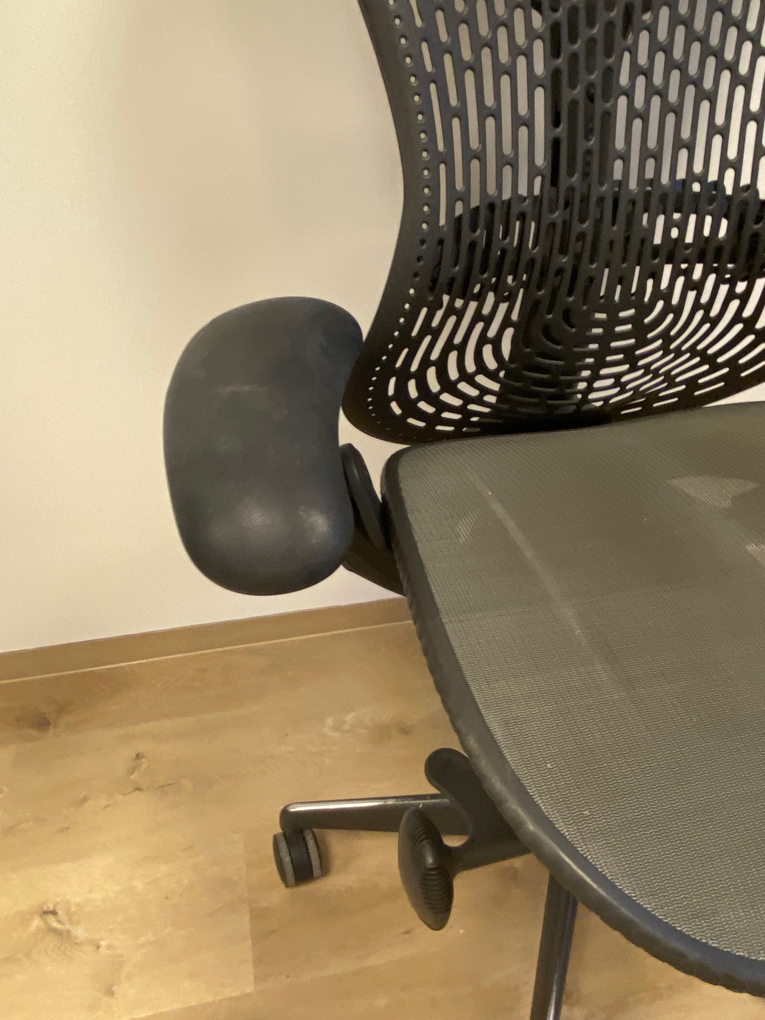 SELT / SOLD Herman Miller Mirra 6