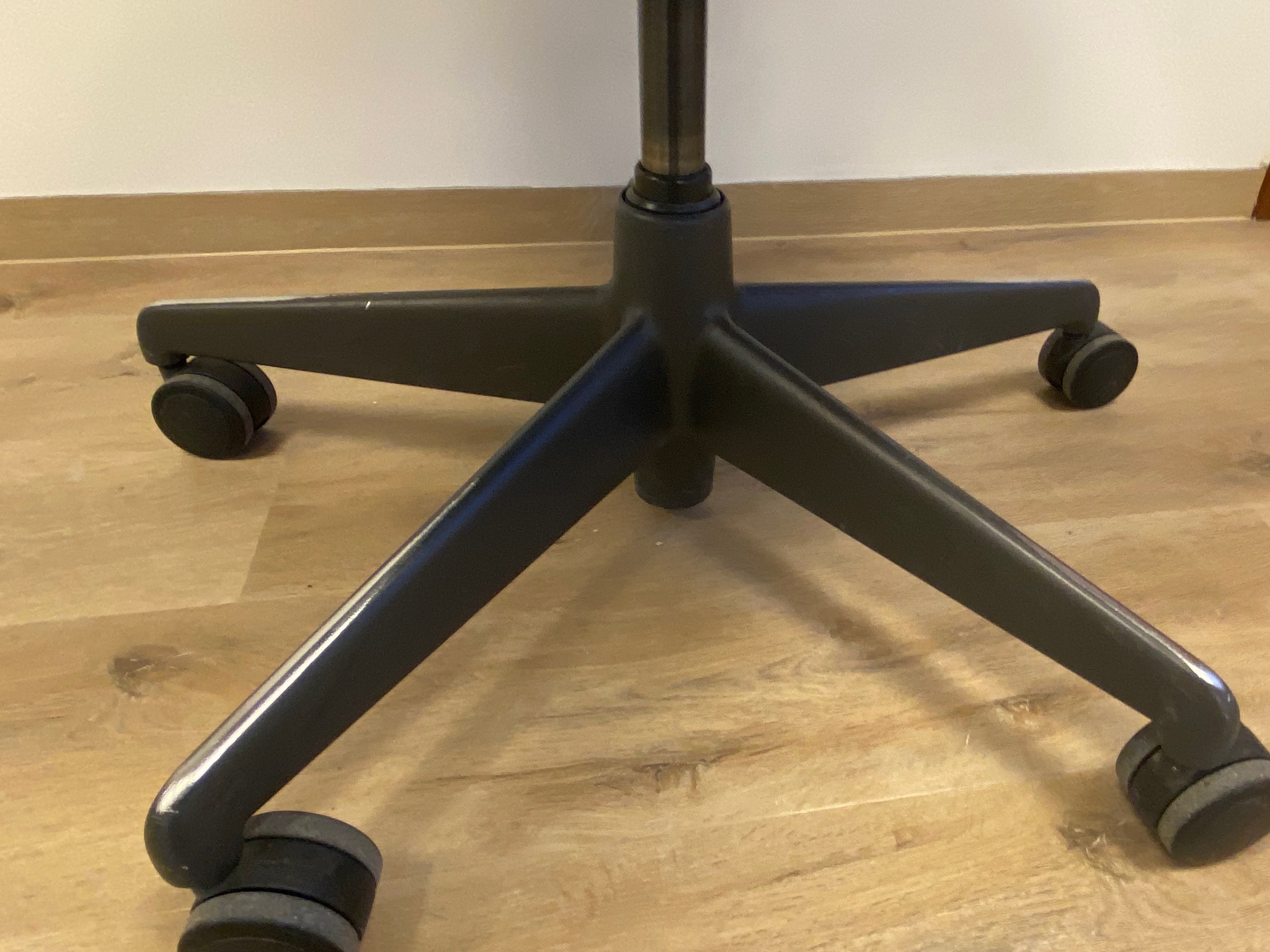 SELT / SOLD Herman Miller Mirra 10