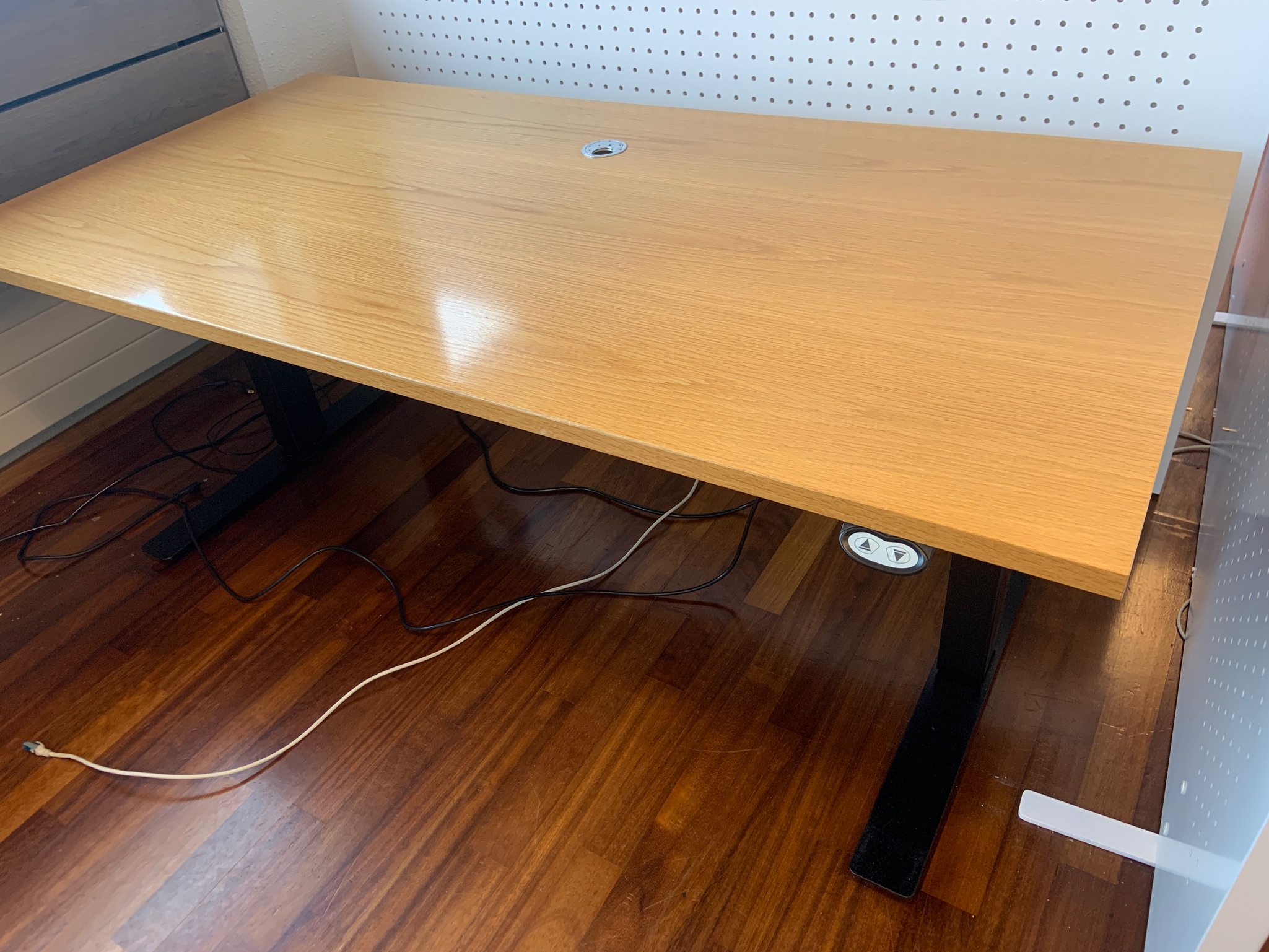 Selt/Endurnýtt-Rafmagnsskrifborð 160x80sm frá Á. Guðmundsson 2